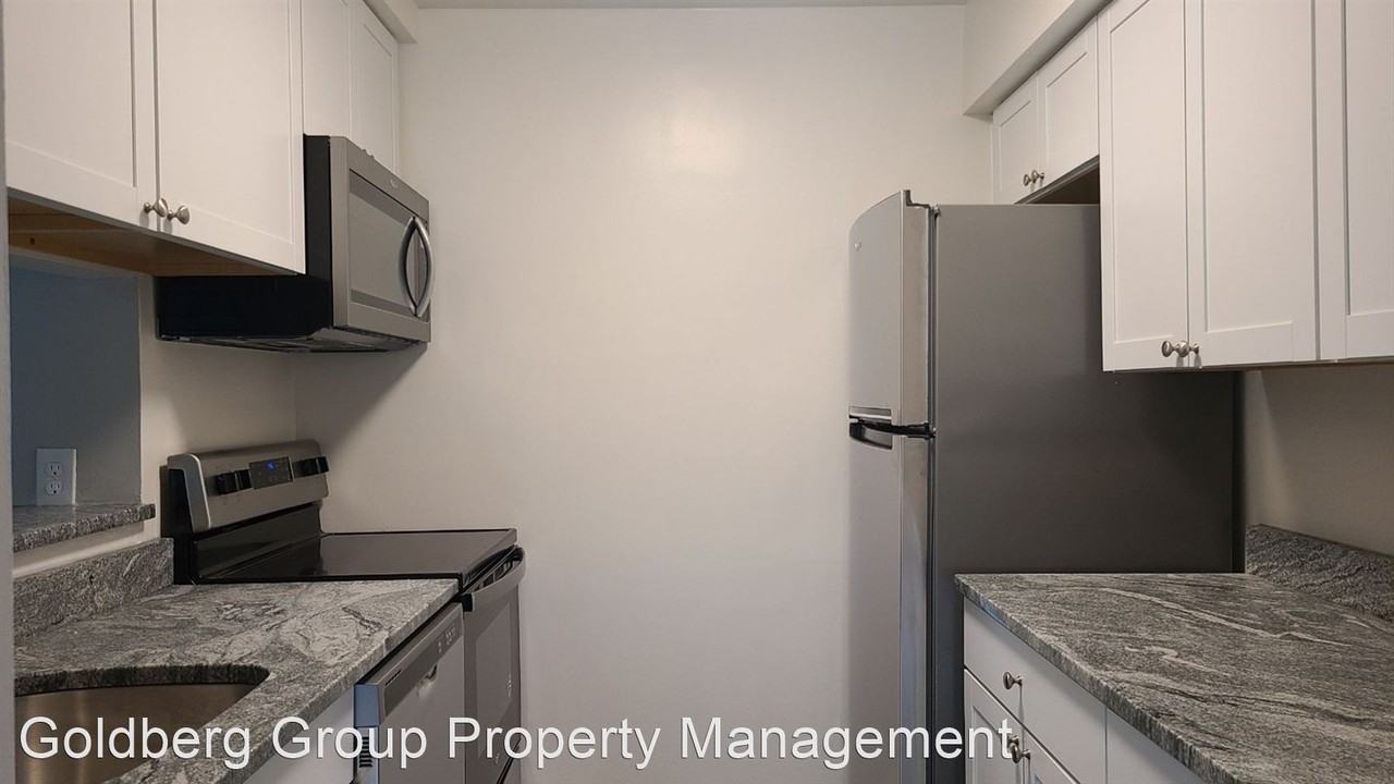 1641 Carriage House Ter #J - Photo 3 of 10