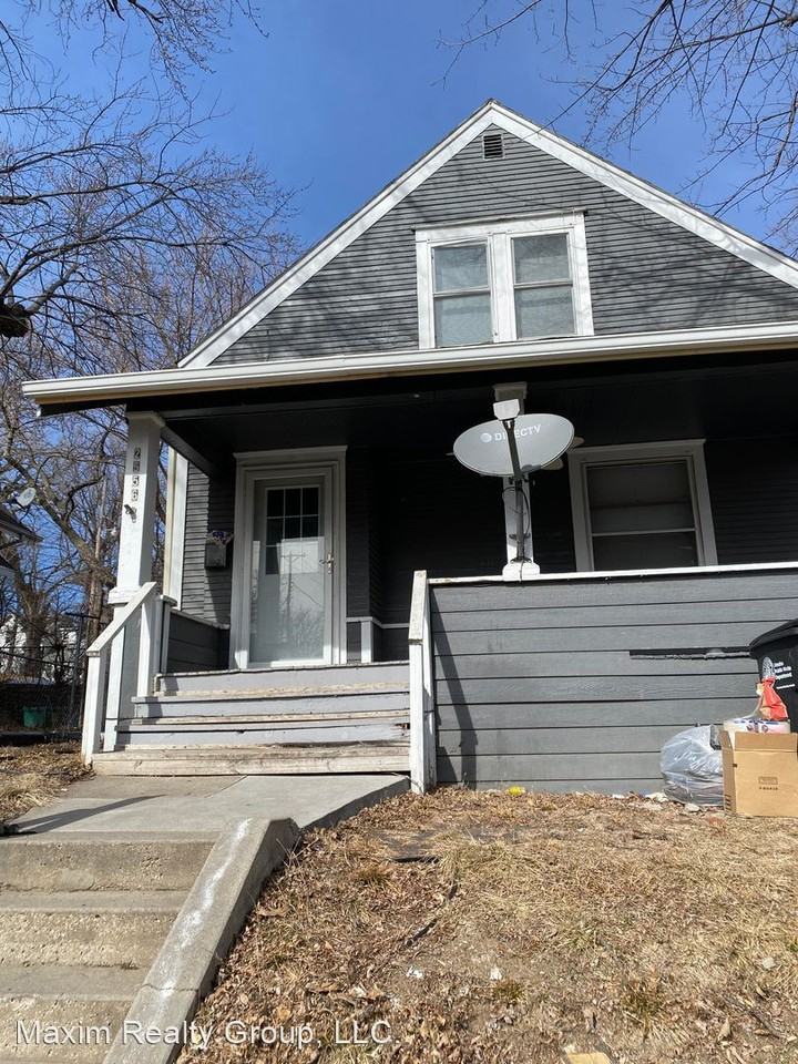 2556 Woolworth Ave - Photo 2 of 50