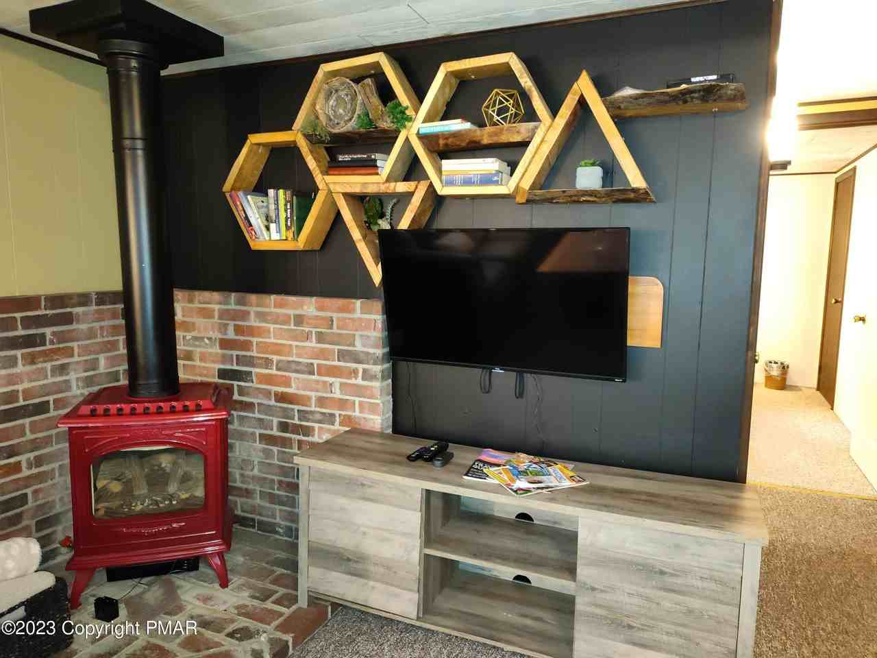 1543 Lake Ln - Photo 3 of 22