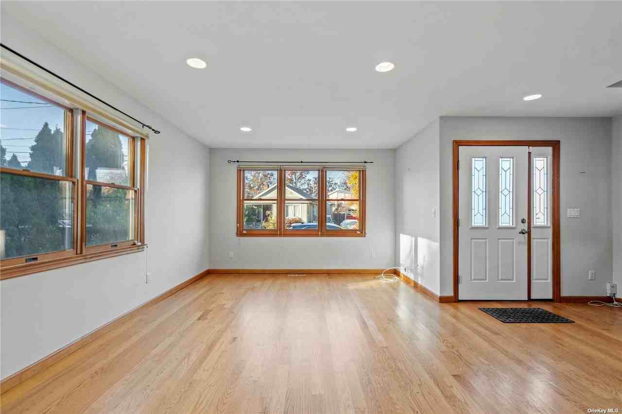 29 Willis Ave - Photo 2 of 28