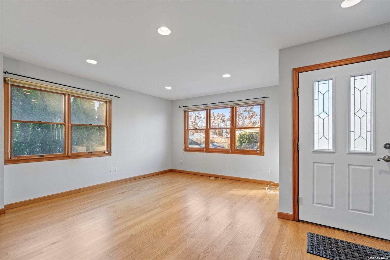 29 Willis Ave - Photo 3 of 28