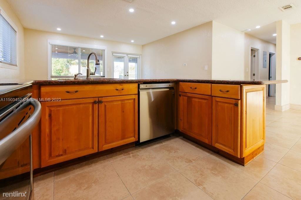 8943 Sw 25th St - Photo 2 of 15