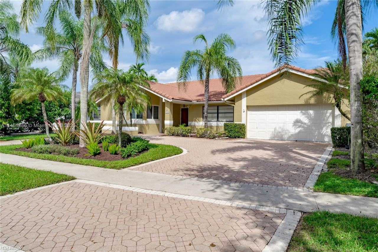 360 Nw 107th Ave - Photo 2 of 16