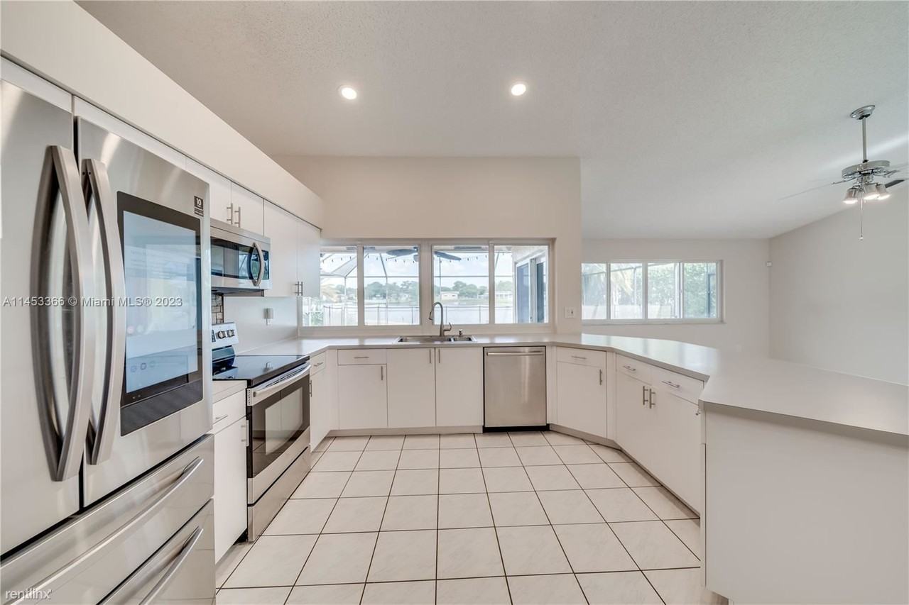 360 Nw 107th Ave - Photo 3 of 16