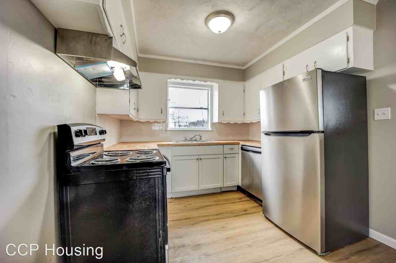 4923 S 34th St - Photo 3 of 19