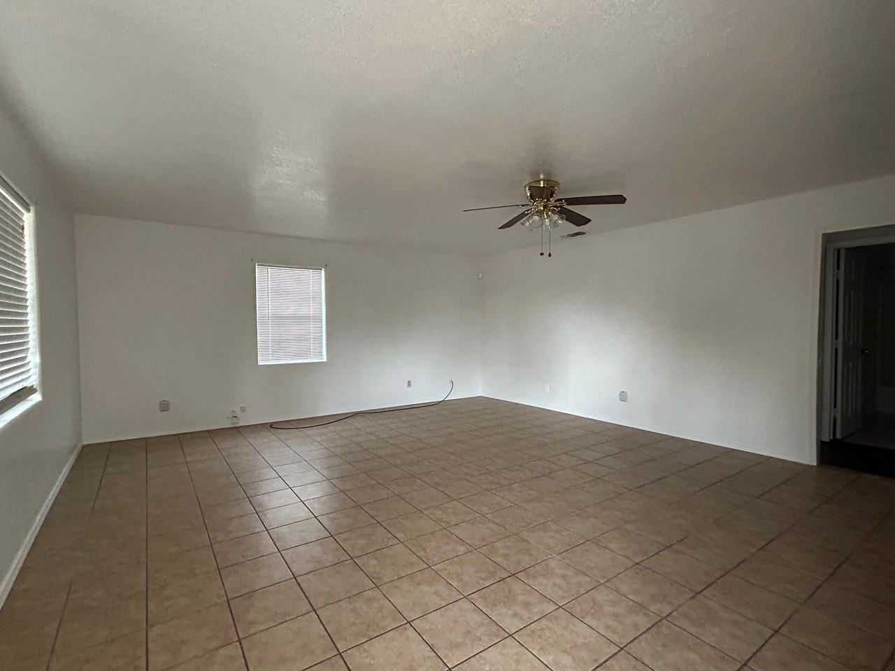 2105 W Juniper St - Photo 2 of 8