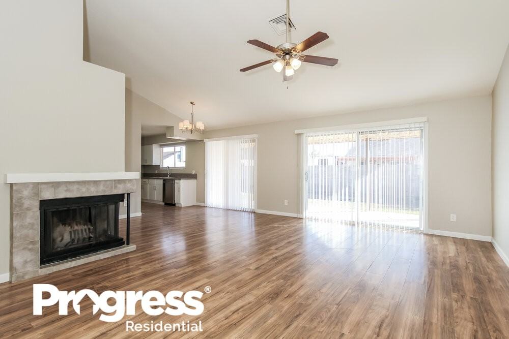 8421 W Windrose Dr - Photo 3 of 16