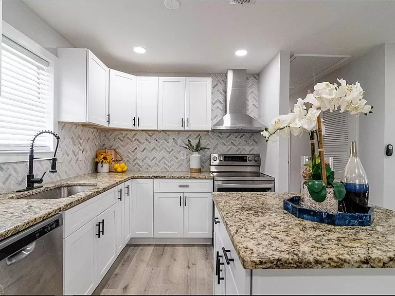 714 Grant Ter Se - Photo 2 of 16