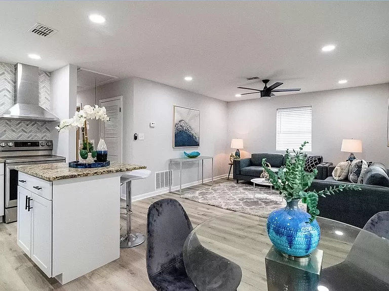 714 Grant Ter Se - Photo 3 of 16