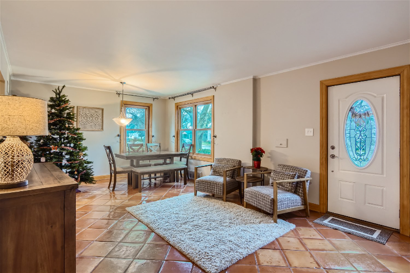 425 E Rockland Rd - Photo 2 of 11