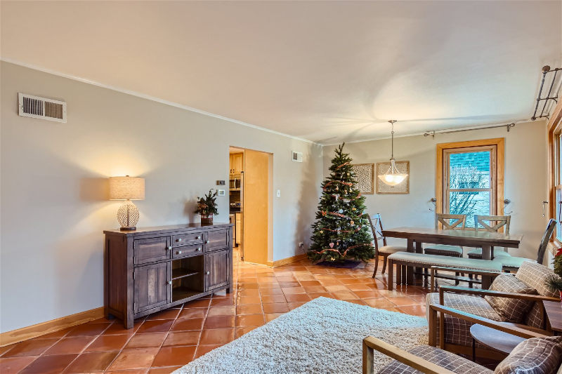 425 E Rockland Rd - Photo 3 of 11