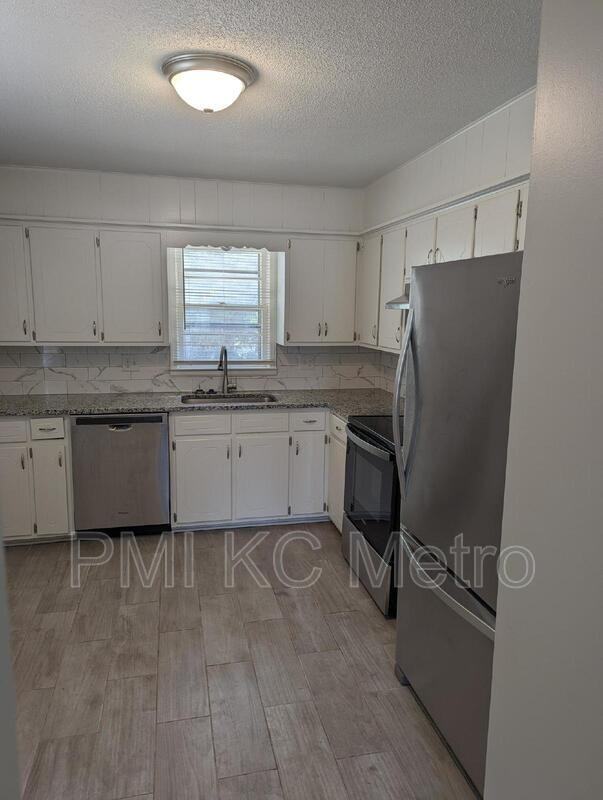 806 Nw 15th St, Blue Springs, MO 64015 2 Bedroom House for 1,150/month