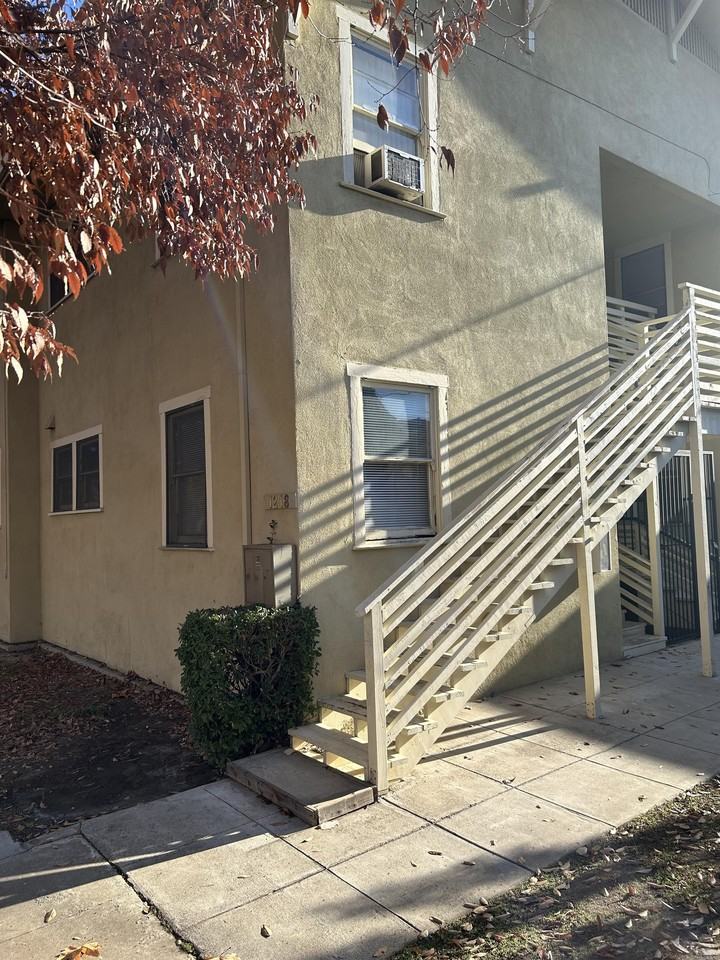 1218 L St #B - Photo 2 of 10