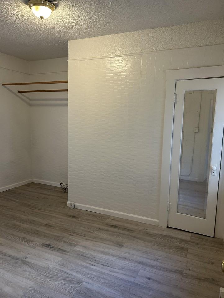 1218 L St #B - Photo 4 of 10