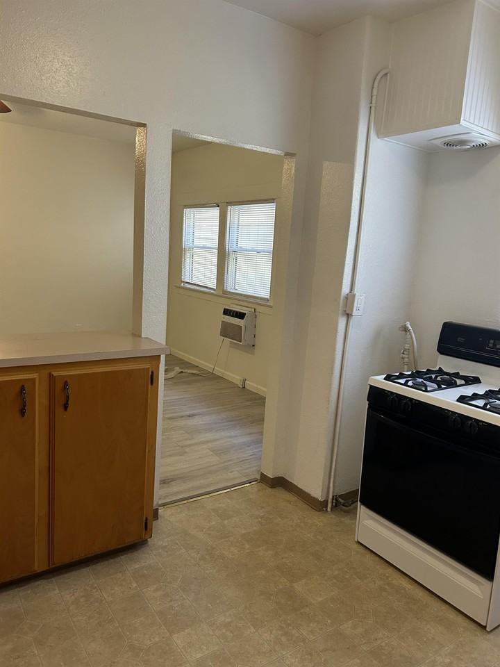 1218 L St #B - Photo 3 of 10