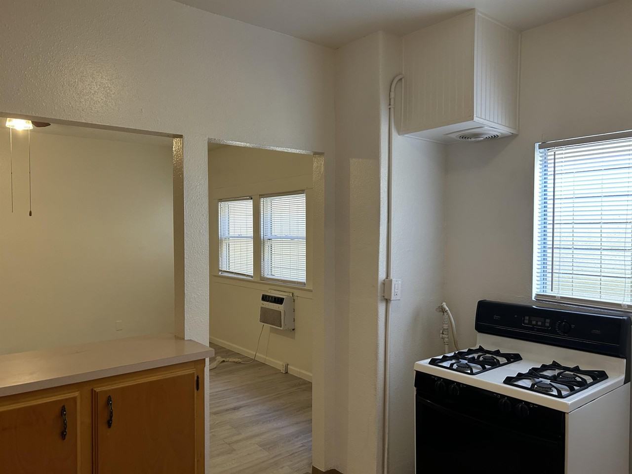 1218 L St #B - Photo 5 of 10