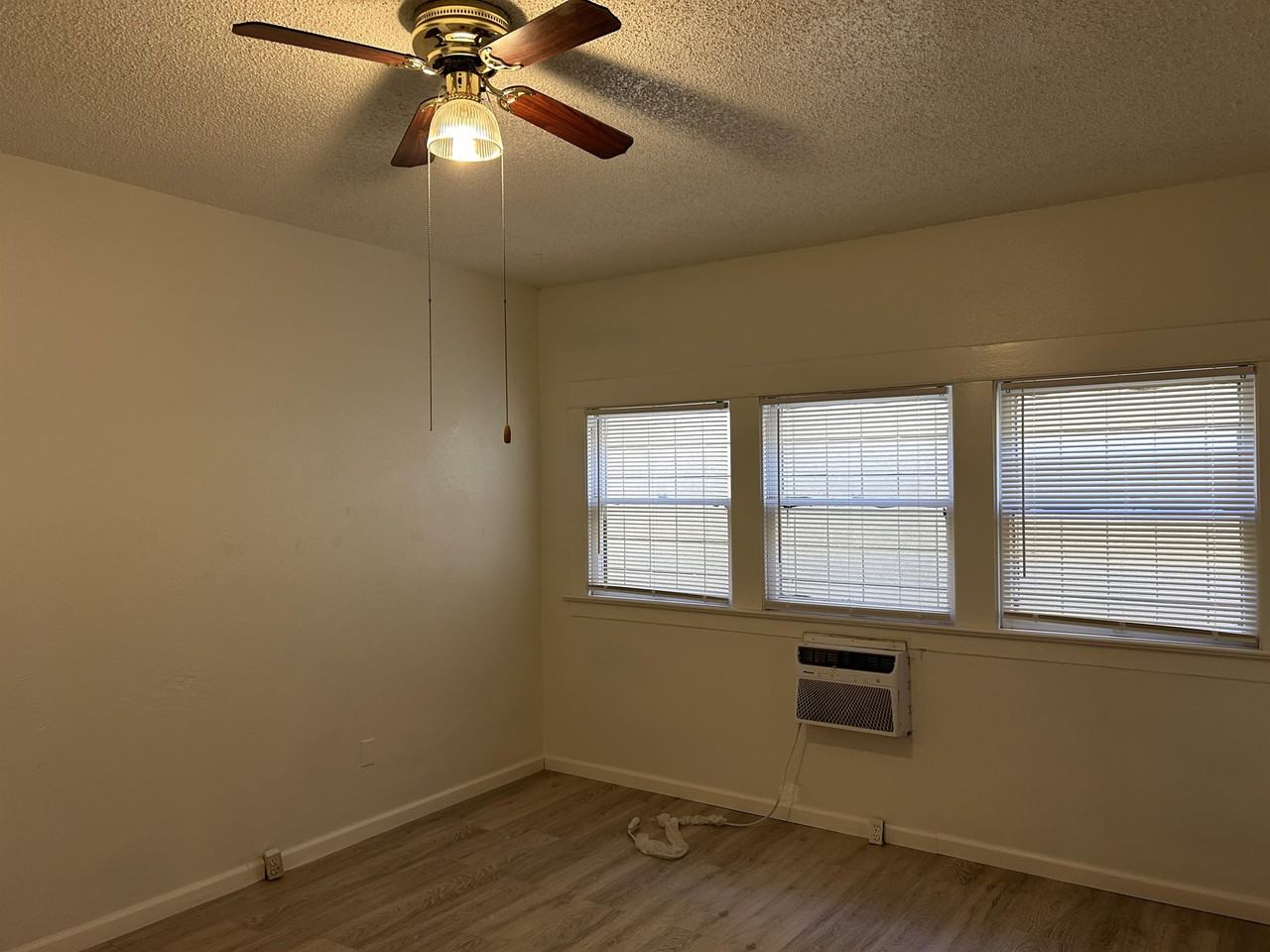 1218 L St #B - Photo 6 of 10