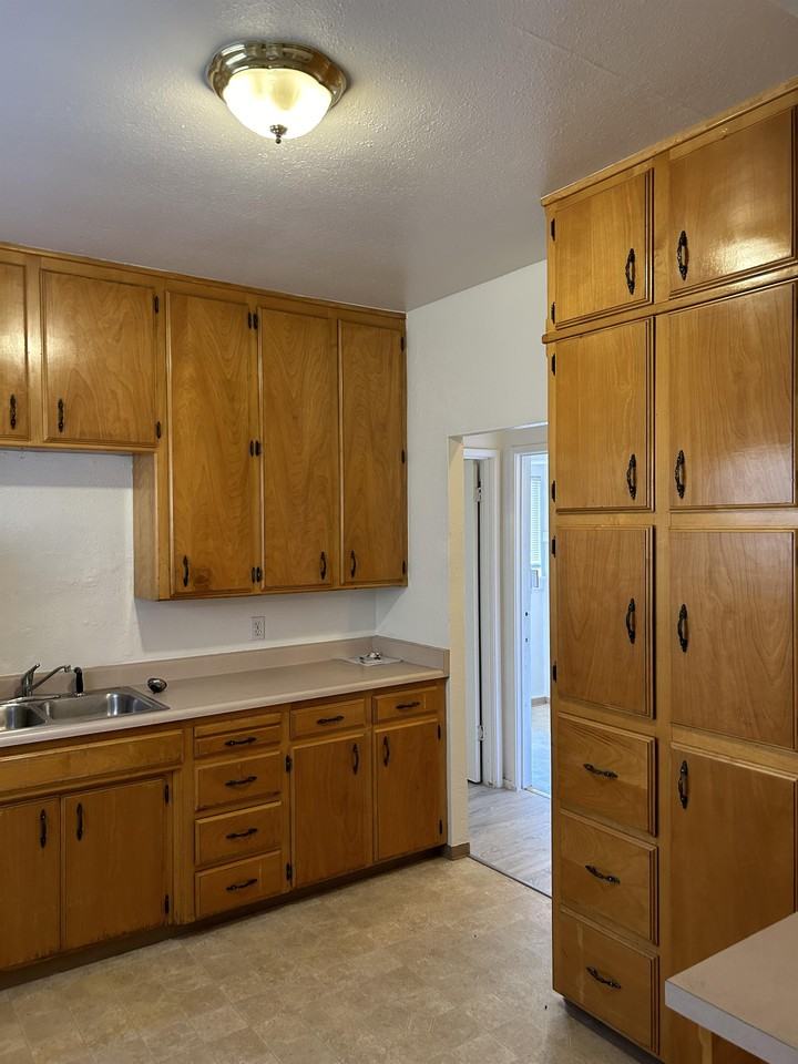 1218 L St #B - Photo 7 of 10