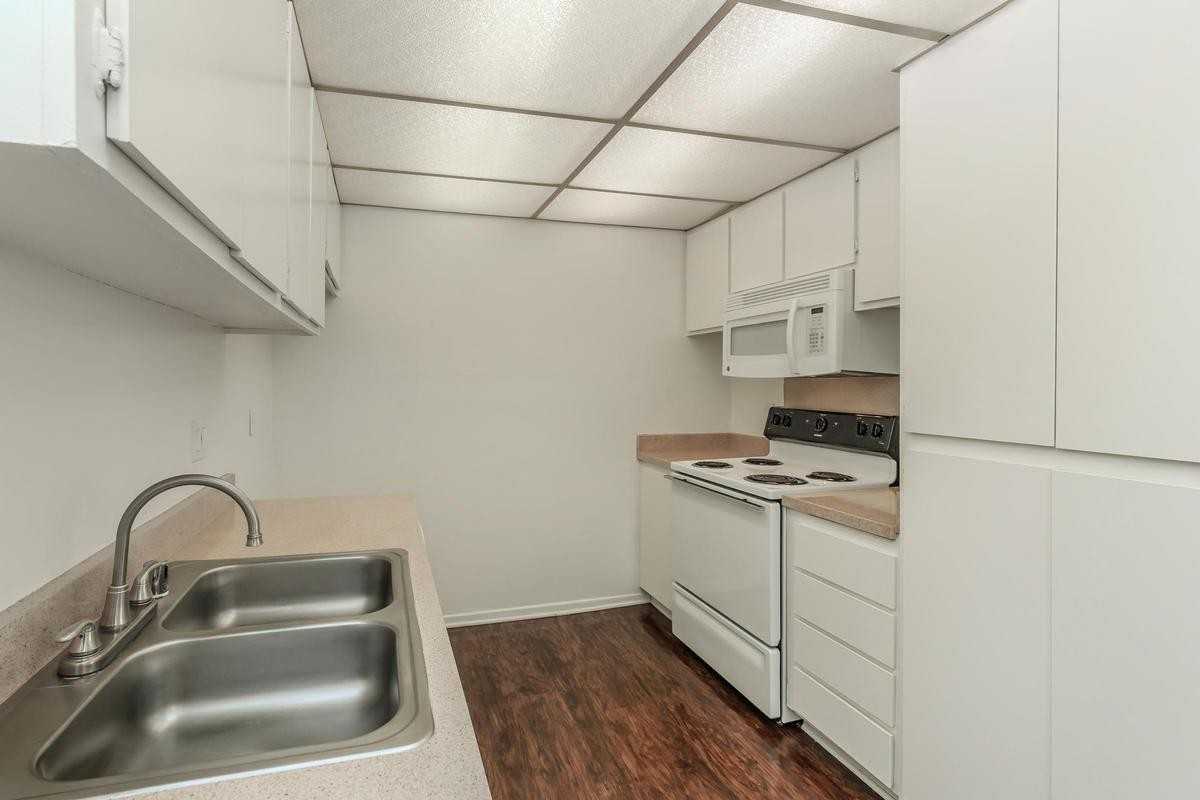 1311 S Highland Ave - Photo 6 of 41