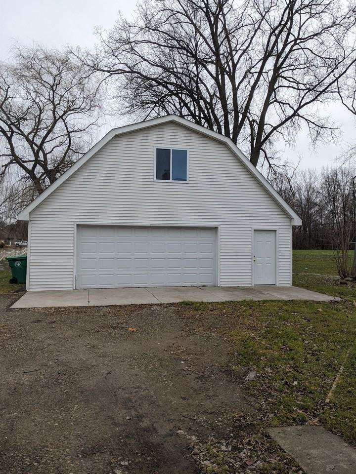 1552 Venoy Rd - Photo 2 of 10