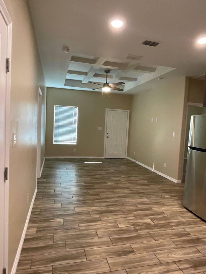 1012 W La Pointe Ave #4 - Photo 2 of 10