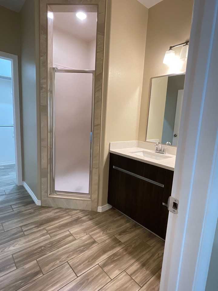 1012 W La Pointe Ave #4 - Photo 2 of 10