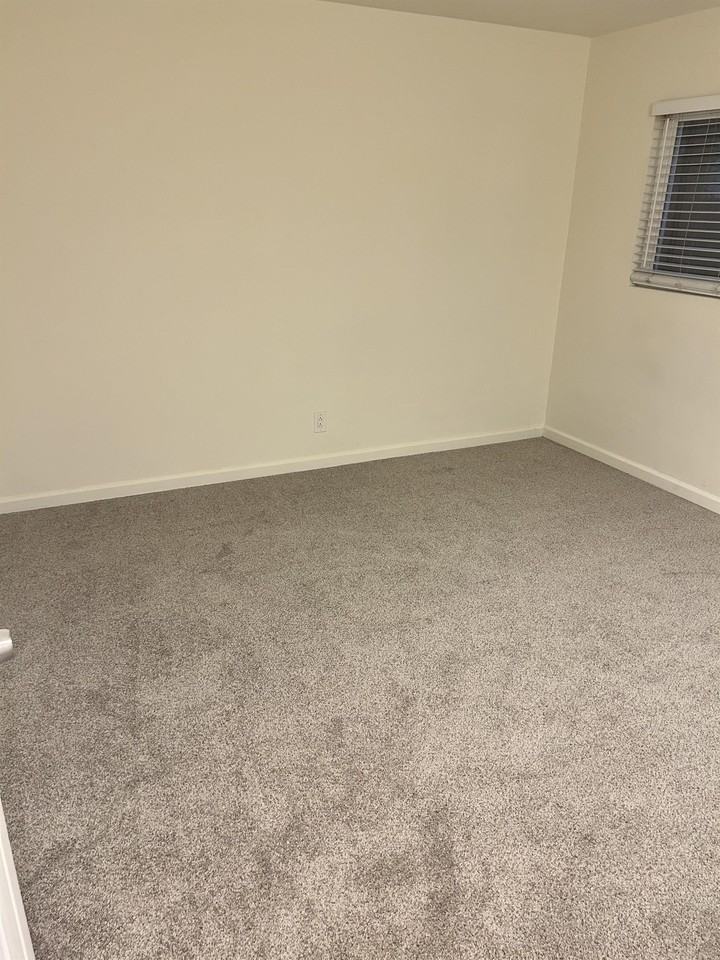 E Yanonali St #B - Photo 4 of 7