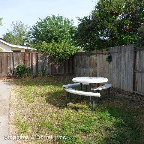 1045 1/2 R St - Photo 2 of 17