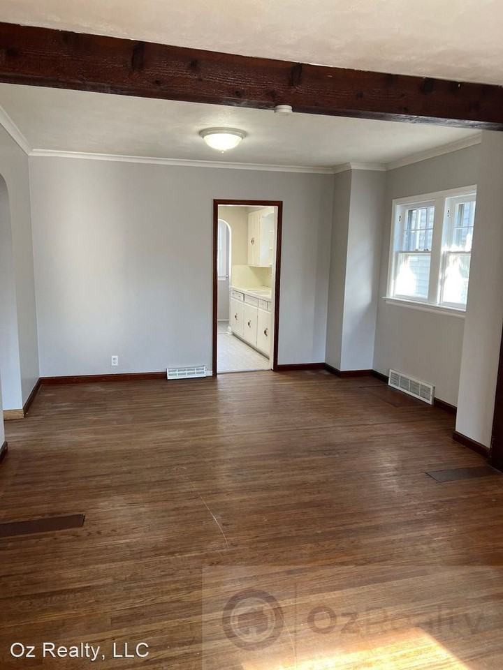 2032 Barrows St - Photo 2 of 9