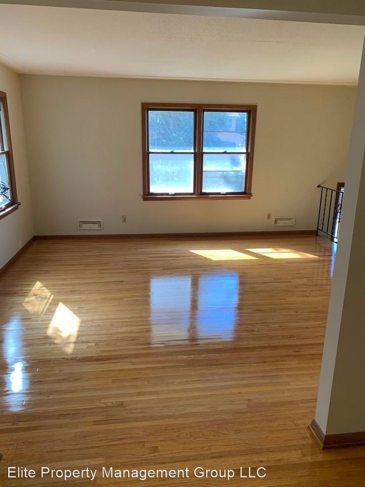 1121 49th Ave Ne - Photo 3 of 18