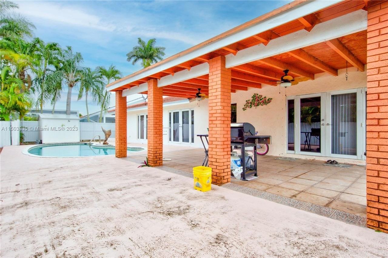 325 Sw 133rd Ct - Photo 3 of 8