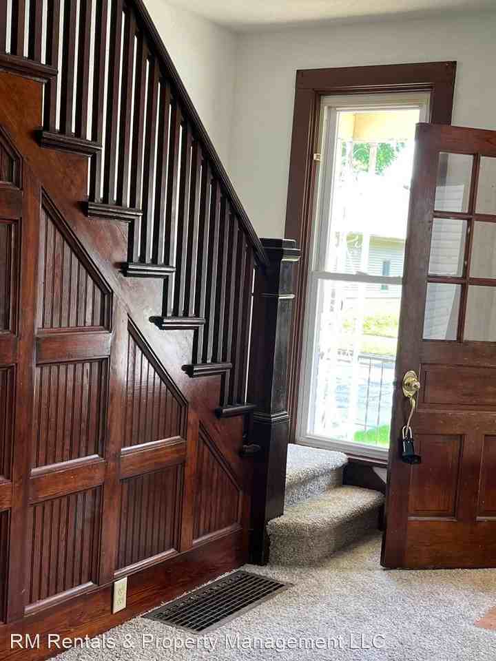 212 S Franklin St - Photo 2 of 16