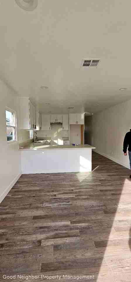 727 E 56th St - Photo 3 of 30