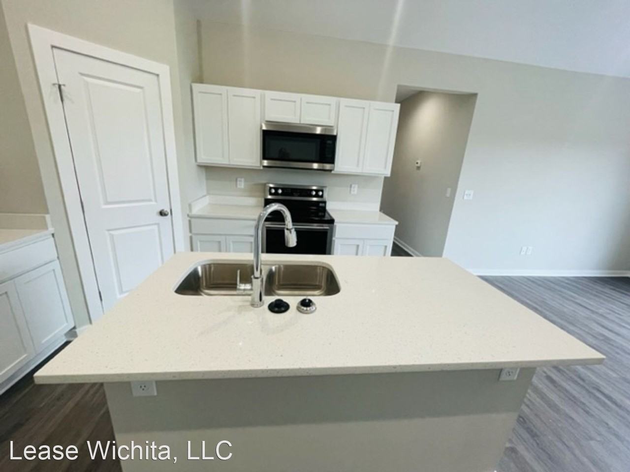 12032/34 W Shadow Lakes - Photo 2 of 11