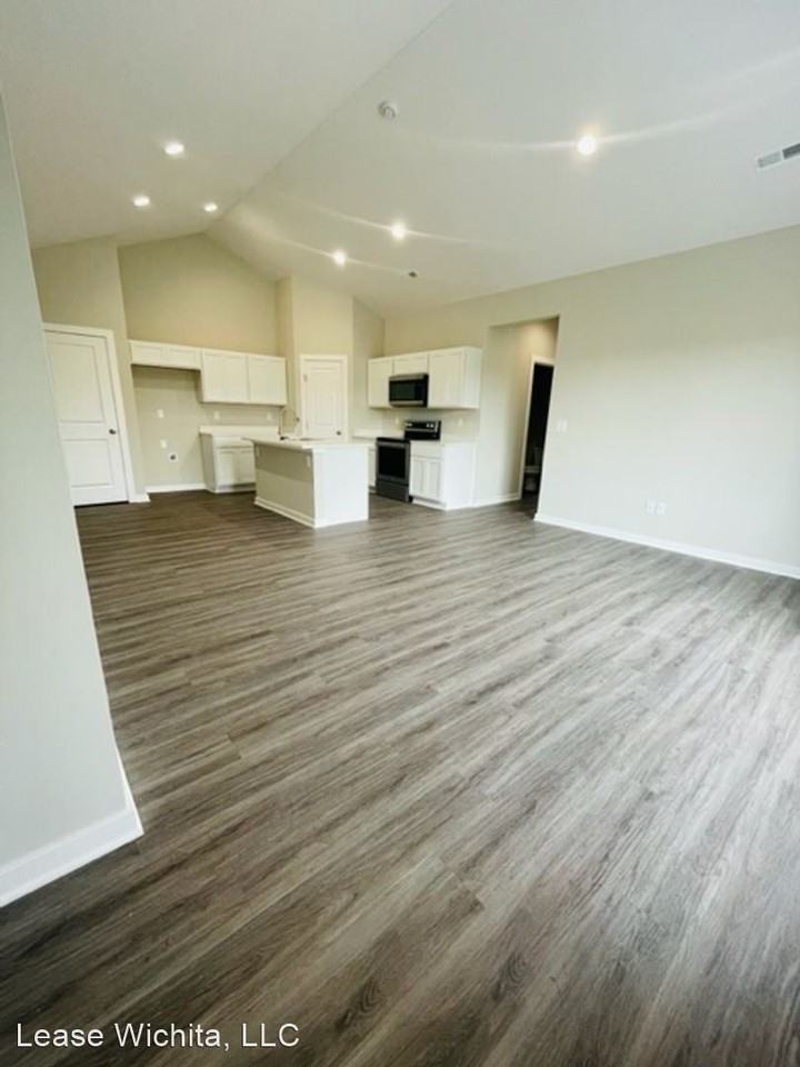 12032/34 W Shadow Lakes - Photo 3 of 11