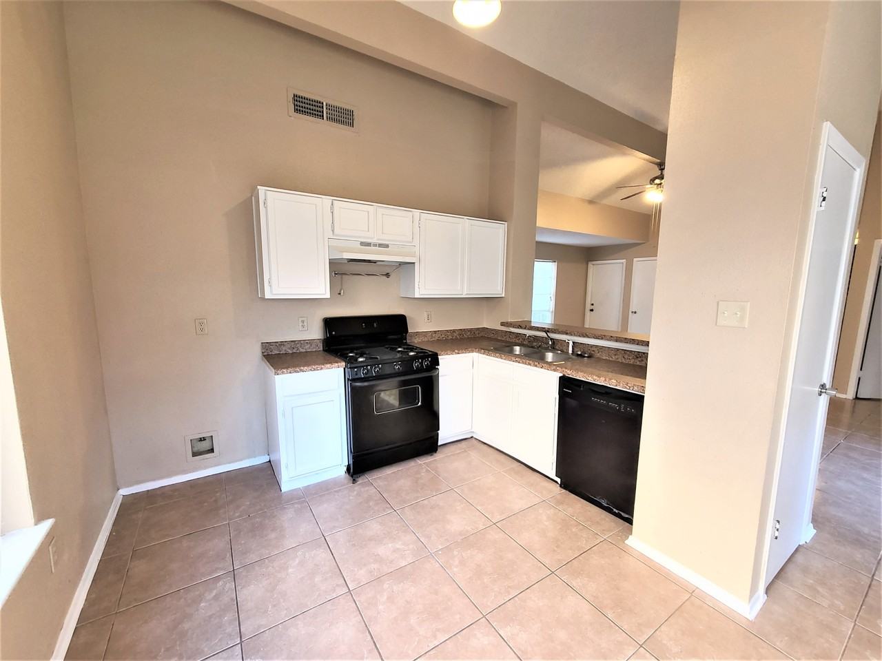3010 Becket St - Photo 3 of 10