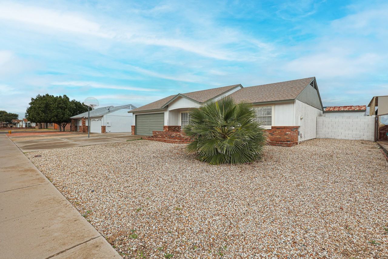 7220 W Canterbury Dr - Photo 2 of 29