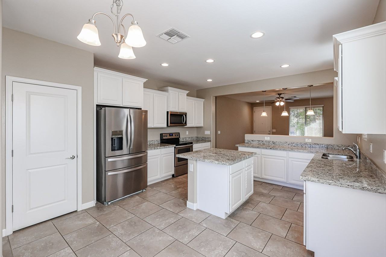 7526 S 28th Pl - Photo 4 of 24