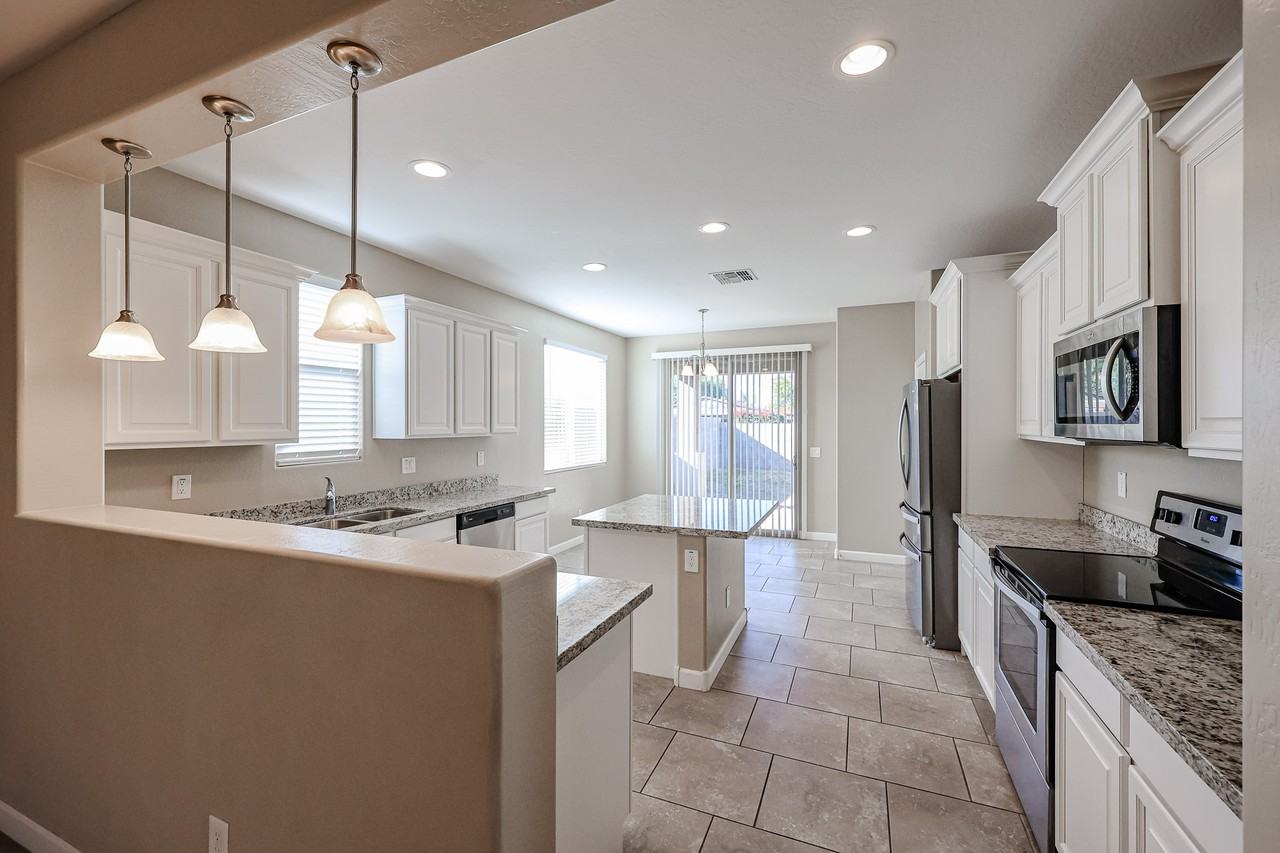 7526 S 28th Pl - Photo 5 of 24