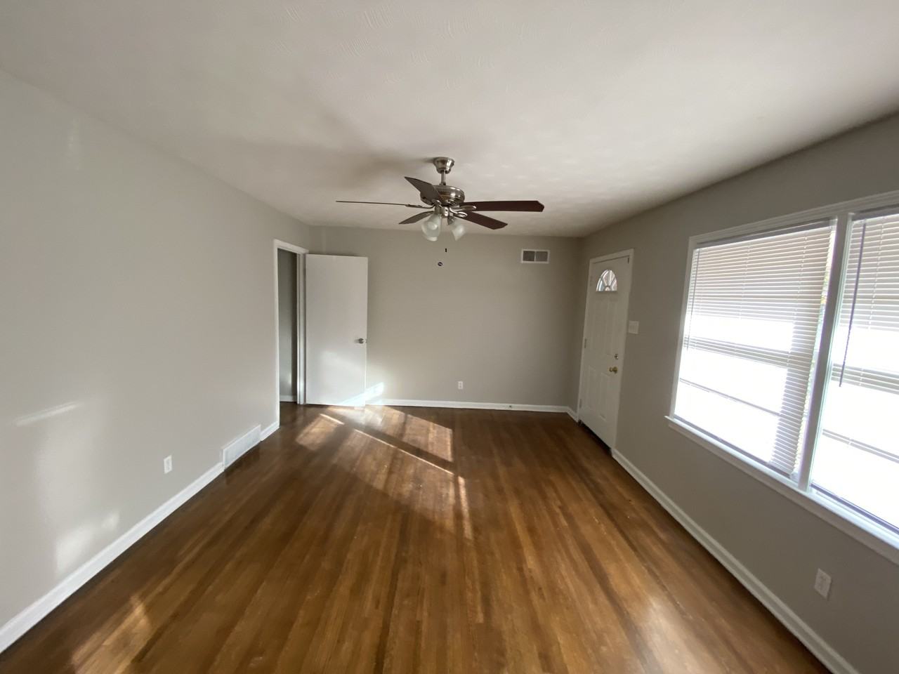 482 Parkdale Dr - Photo 2 of 14