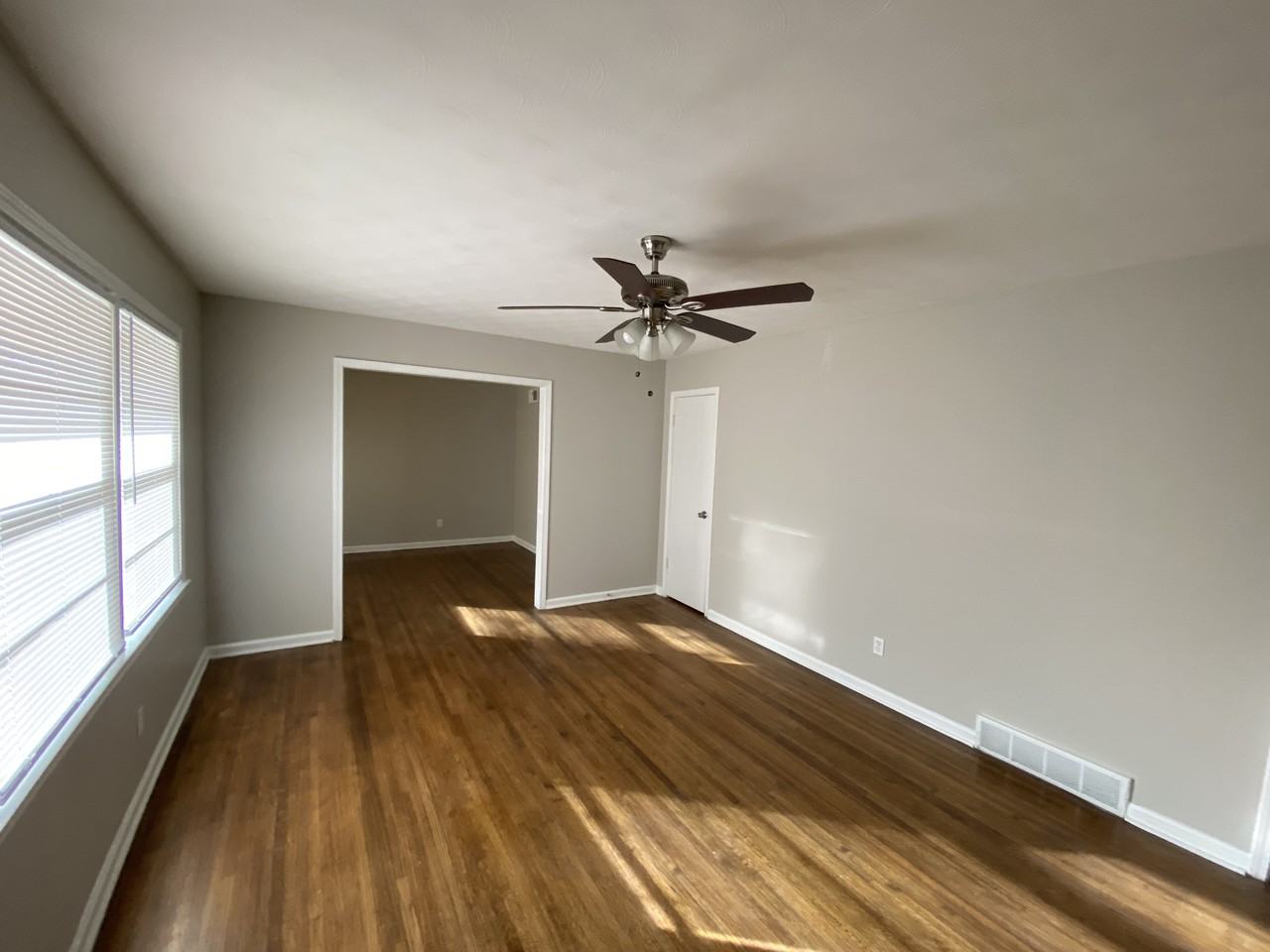 482 Parkdale Dr - Photo 3 of 14