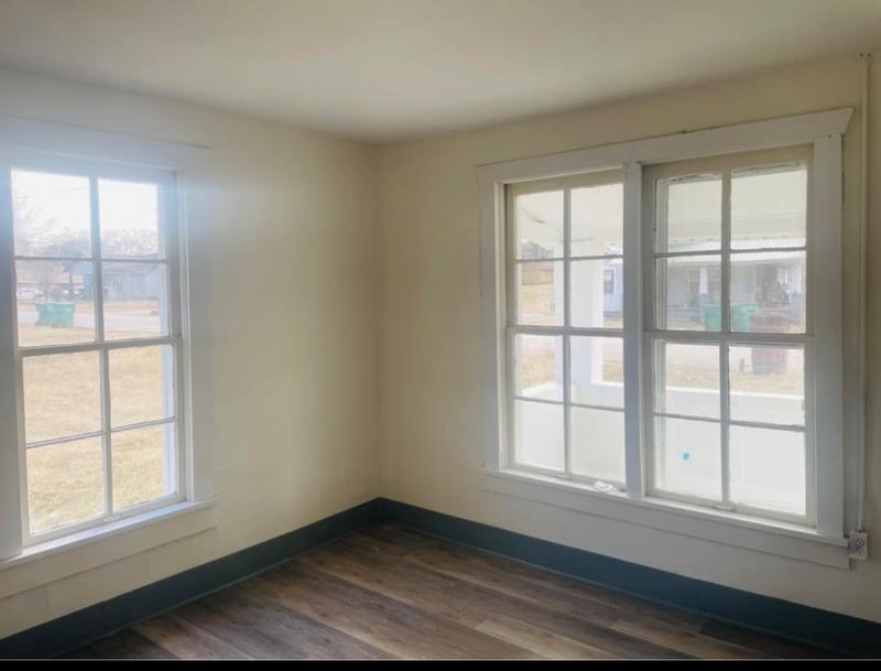 1110 E 20th St - Photo 3 of 11