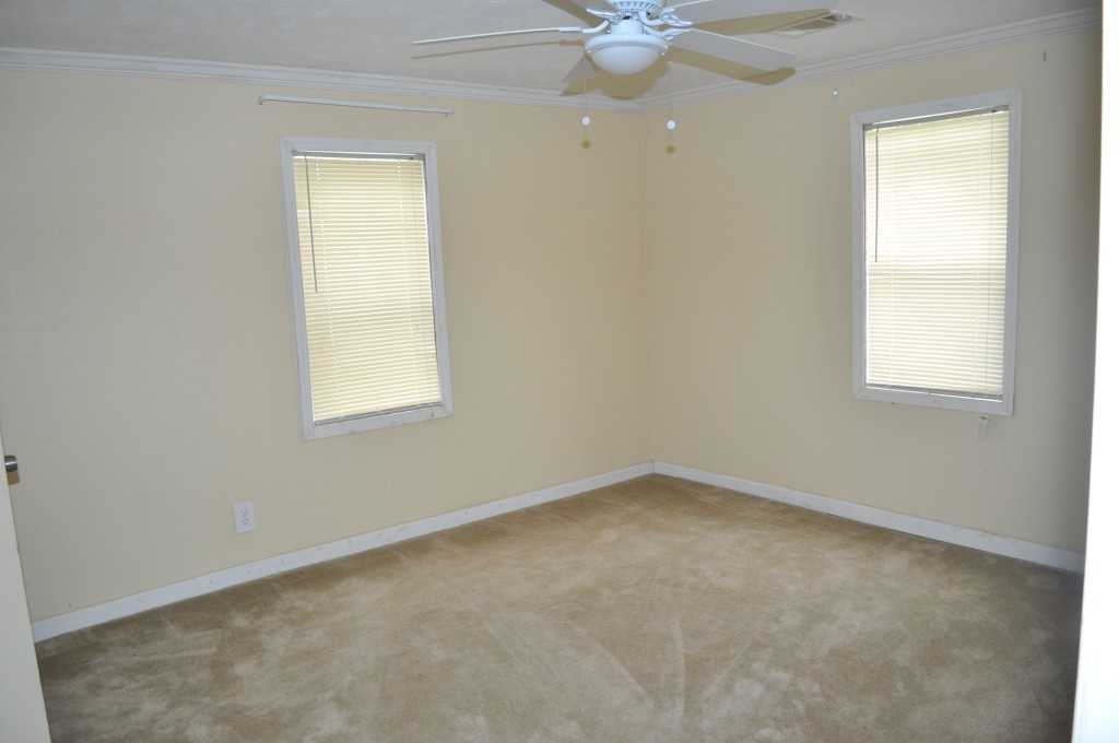 207 Brooker St - Photo 3 of 15