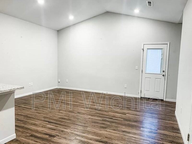 444 S Longbranch Dr - Photo 3 of 10