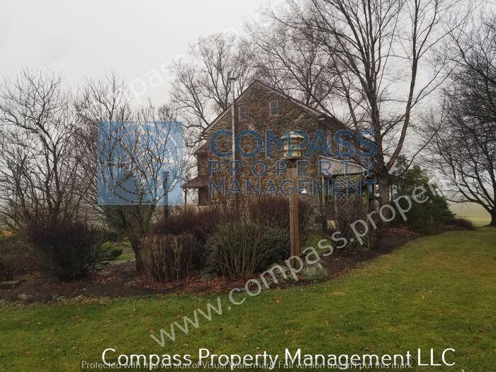 493 N Manor Rd - Photo 3 of 22