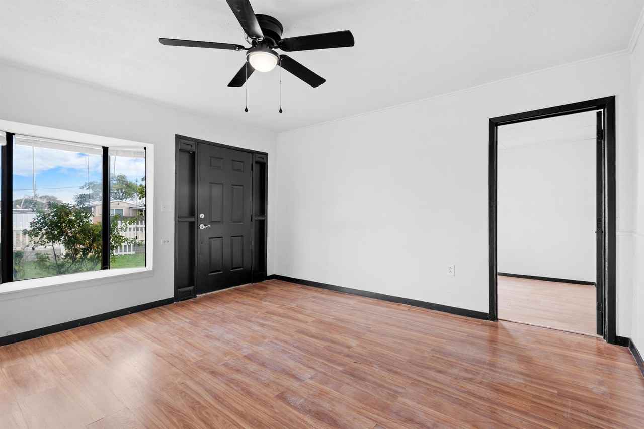 216 S Avenue D #1 - Photo 3 of 11