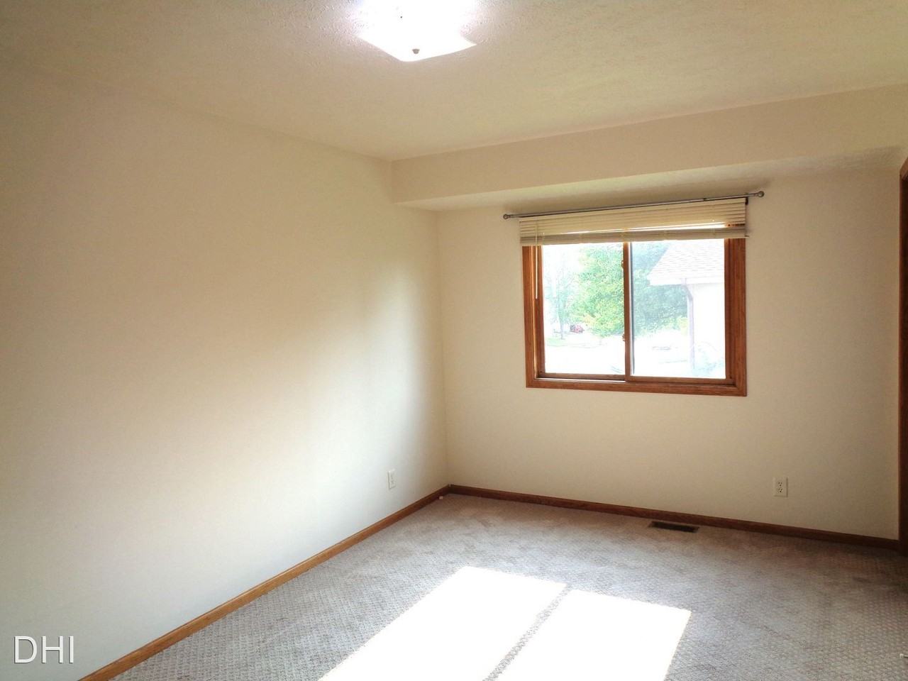2820 Nw 55th St - Photo 3 of 11