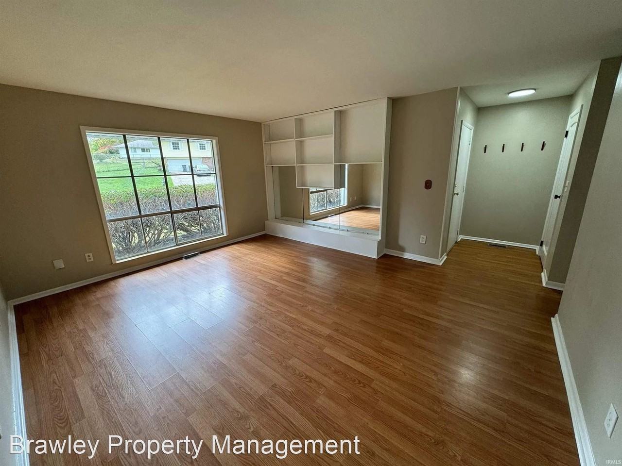 1122 W Winding Way - Photo 2 of 10