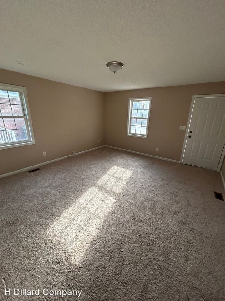 106 Bruce St - Photo 2 of 9