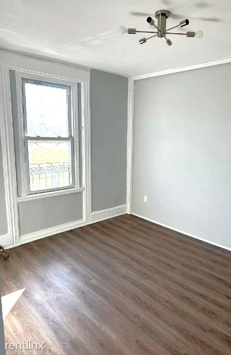 129 S Day St - Photo 2 of 4